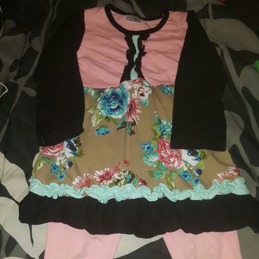 Girls outfit size 4t or 5 ASK ME ABOUT BUNDLES💙💙